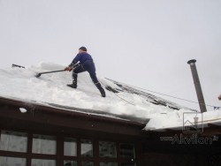 Sniega tīrīšana no jumtiem. Jumtu tīrīšana no sniega. AKVILON